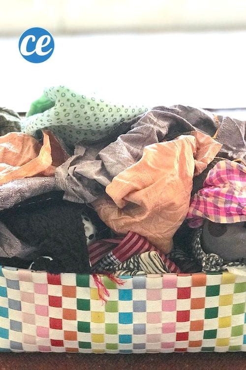 Une boite pleine de foulards et de tissus pour faire les déguisements des enfants