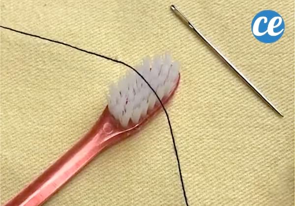 Brosse à dents sur la table avec un fil posé dessus