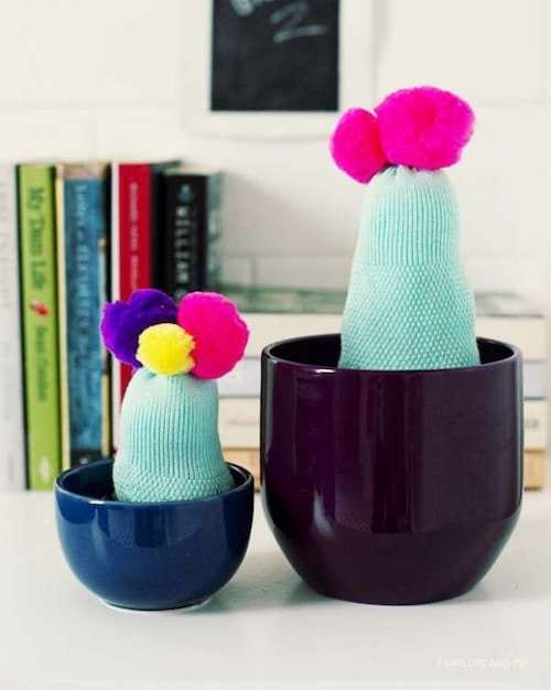 Deux chaussettes verte qui servent de cactus 