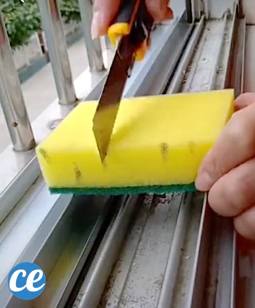 Découper éponge avec un cutter pour nettoyer facilement les rainures du rail