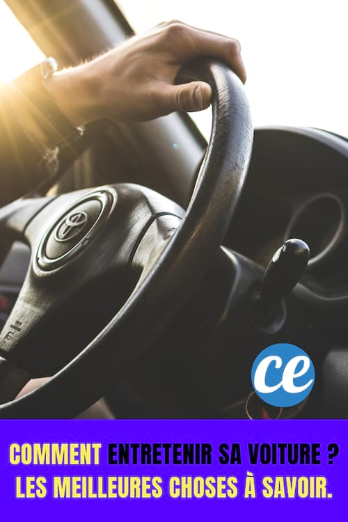 Main d'une personne sur le volant d'une Toyota : Comment entretenir sa voiture ? Les meilleures choses à savoir.