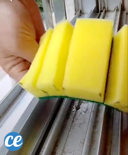 Éponge découpée pour un nettoyage facile des rails de fenêtre