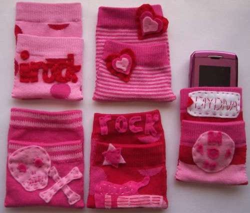 Chaussette rose qui sert d'étui pour téléphone portable 