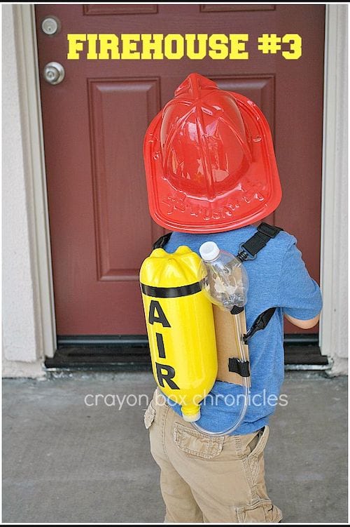 Un déguisement de pompier fait avec une bouteille en plastique