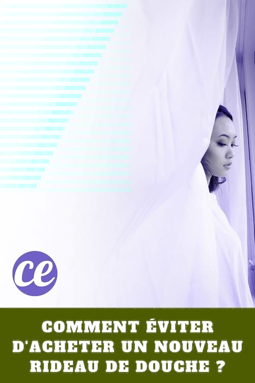 Femme dans &ccedil;a douche tenant le rideau de douche : Comment &Eacute;viter d'Acheter un Nouveau Rideau de Douche ?
