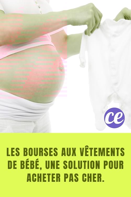 Femme enceinte tenant un body pour bébé dans ses main 