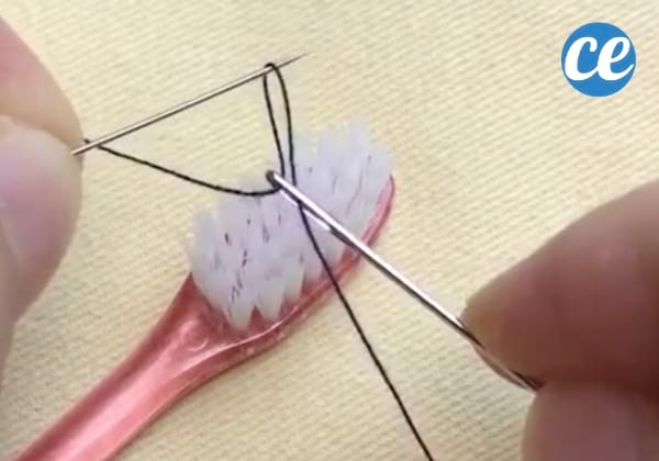 Soulevez le fil de l'aiguille avec une autre aiguille