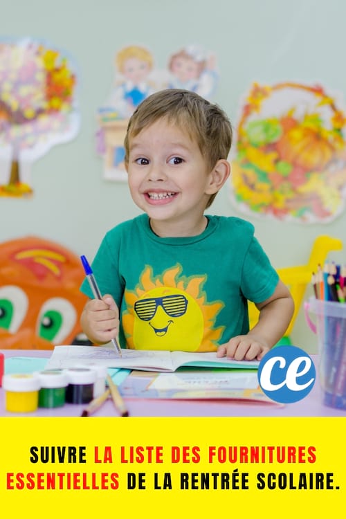 Enfant assis souriant qui dessine : Suivre la liste des fournitures essentielles de la rentrée scolaire.