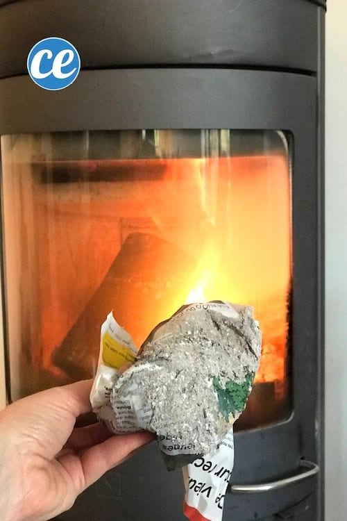 De la cendre sur un morceau de journal humidifié pour nettoyer la vitre du poêle