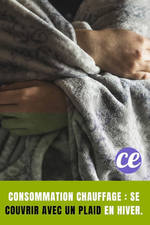 Personne se couvrant avec un plaid gris : Consommation Chauffage : se Couvrir avec un Plaid en Hiver.