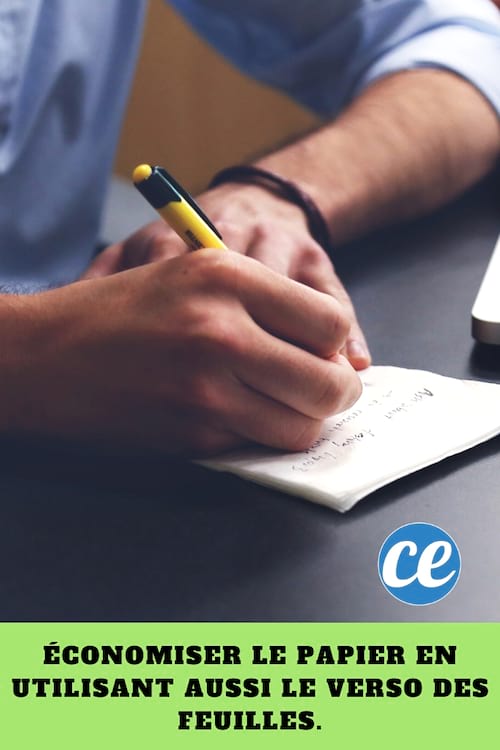Une personne qui écrit sur un cahier : Économiser le Papier en Utilisant aussi le Verso des Feuilles.