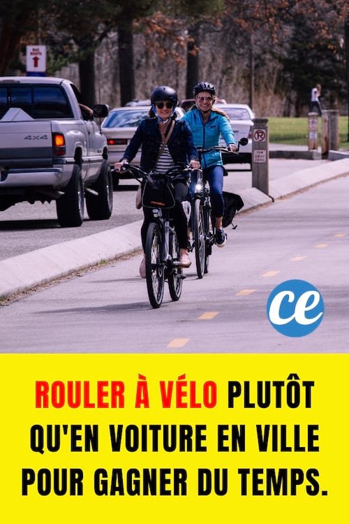 Deux personnes roulant dans la rue avec des vélos : Rouler à vélo plutôt qu'en voiture en ville pour gagner du temps.