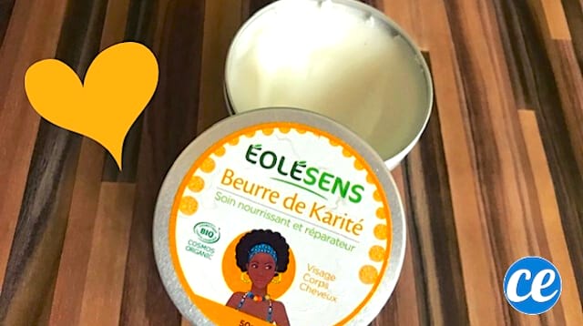 Pot de beurre de karité posé sur la table en bois