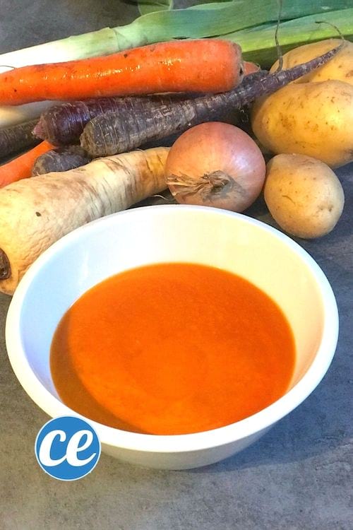Une soupe de légumes avec des carottes, pommes de terre, oignons, poireaux