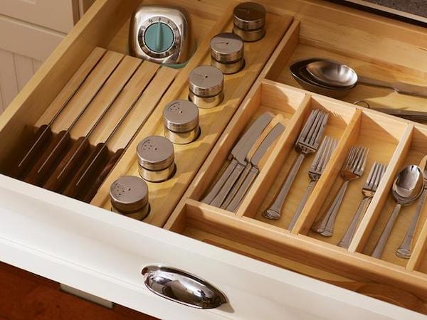 Tiroir qui sert de rangement pour différents ustensiles de cuisine