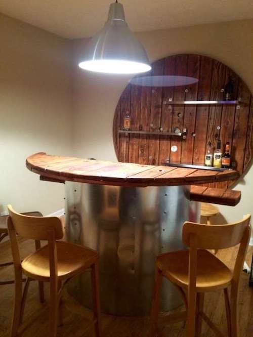Grand touret transformé en bar d'intérieur