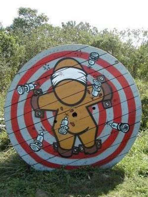 Touret transformé en jeu de fléchettes d'extérieur 