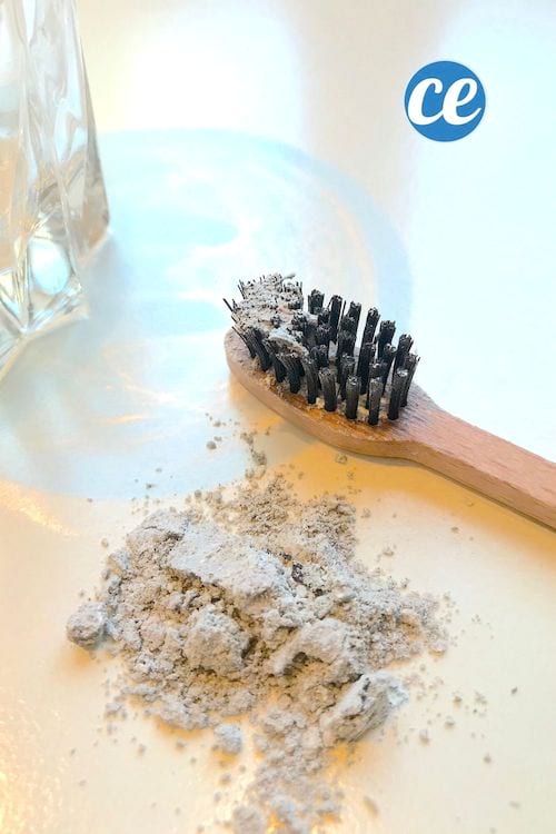De la cendre avec une brosse à dents et un verre pour se laver les dents