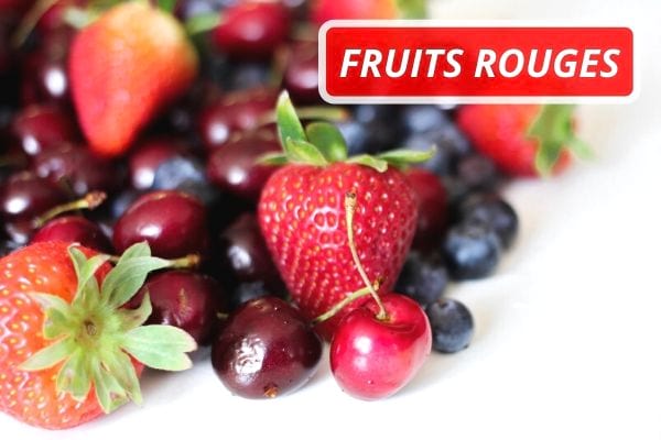 Différentes variétés de fruits rouges sur fond blanc.