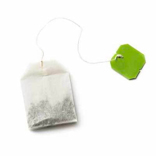 Sachet de thé sur fond blanc.