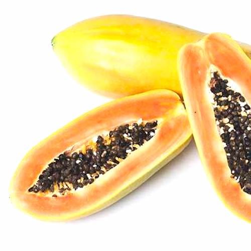 Des papayes coupées en deux sur fond blanc.