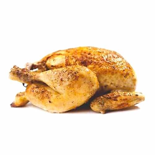 Un poulet rôti sur fond blanc.