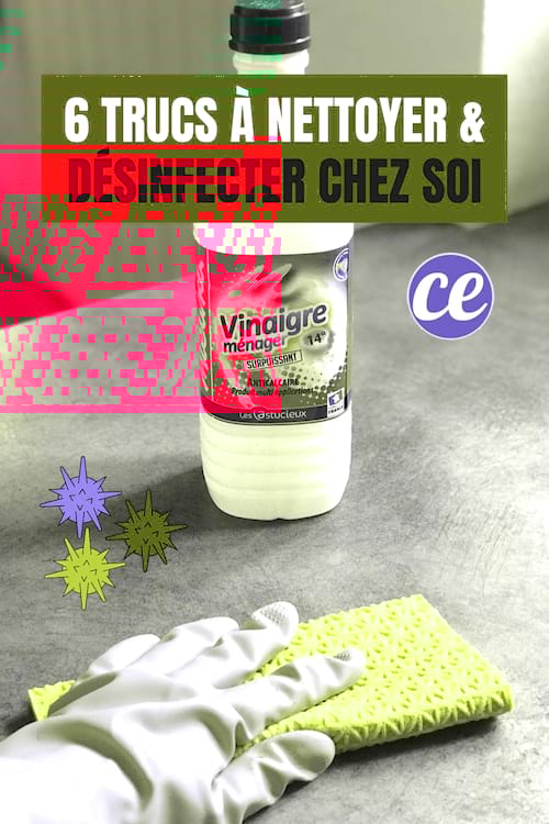 Une main dans un gant de nettoyage avec une éponge et du vinaigre blanc pour désinfecter les surfaces