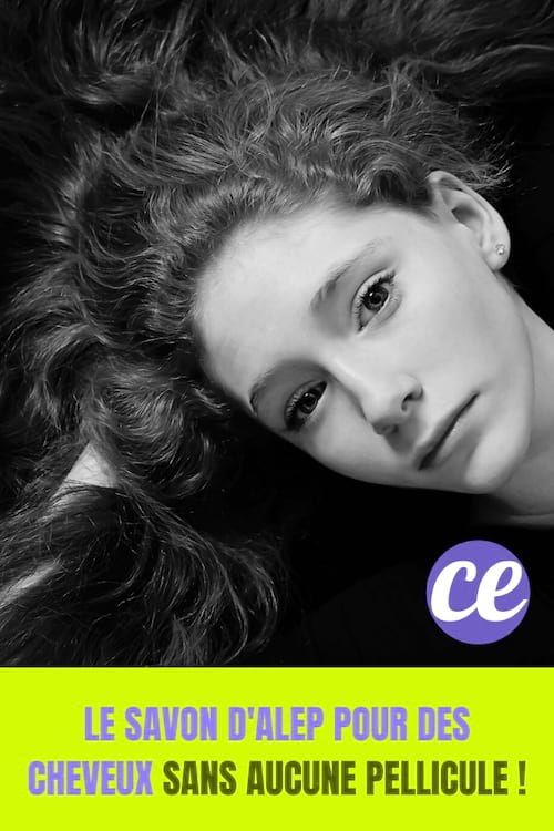 Femme couchée avec de longs cheveux : Le savon d'Alep pour des cheveux sans aucune pellicule !