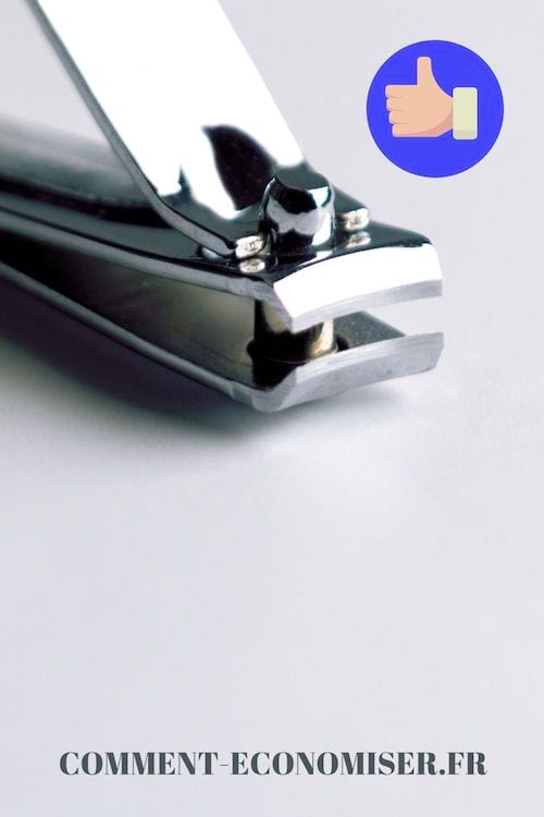 Un coupe-ongles en métal.