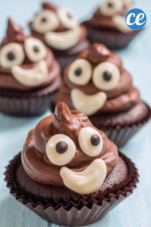 Des cupcakes en forme d'emoji tas de caca.