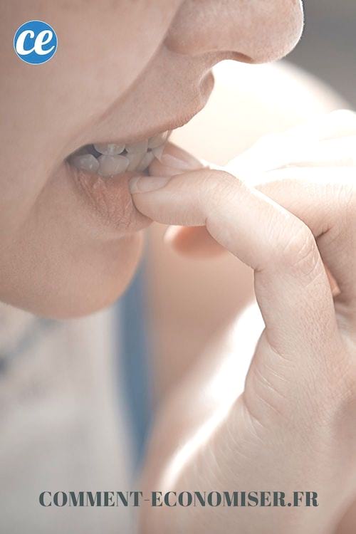 Une femme qui se ronge les ongles.