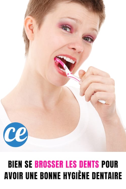 Femme se brossant les dents : Bien se brosser les dents pour avoir une bonne hygiène dentaire.