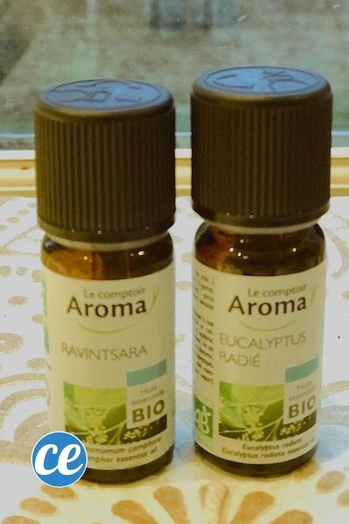 des flacons d'huiles essentielles de ravintsara et eucelyptus
