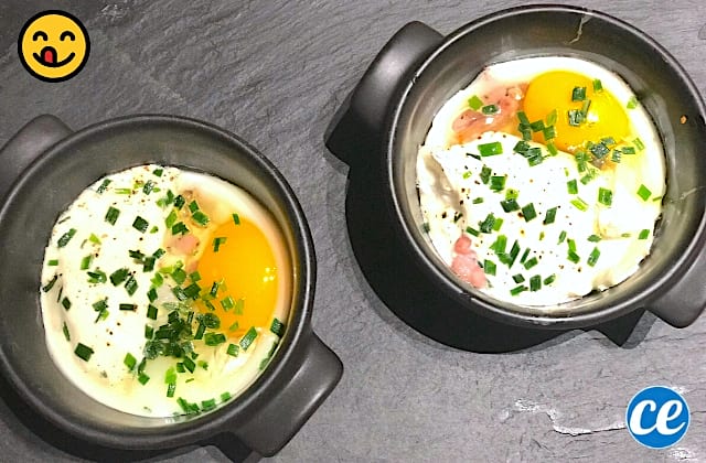 Recette facile d'oeuf cocotte bacon crottin de chèvre dans une cocotte noir sur une table noire