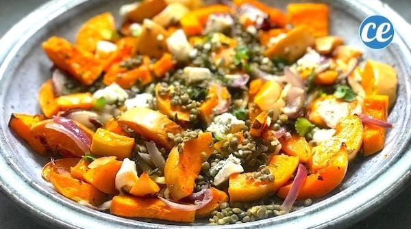 Plat de courge butternut avec des lentilles, des oignons et du gorgonzola facile à faire pour le soir