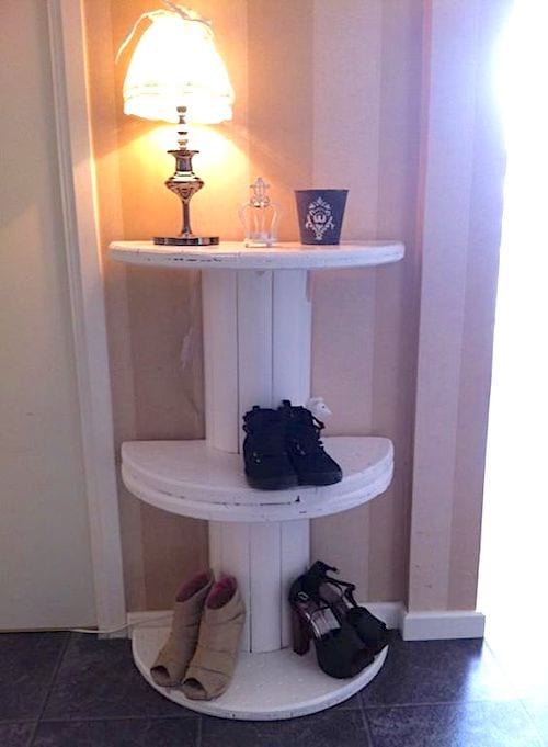 Un rangement blanc pour les chaussures à faire avec un touret