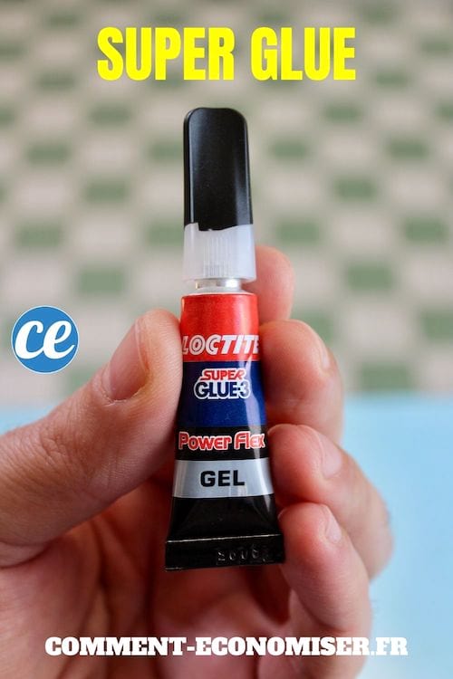Une main qui tient un tube de super glue en gel.