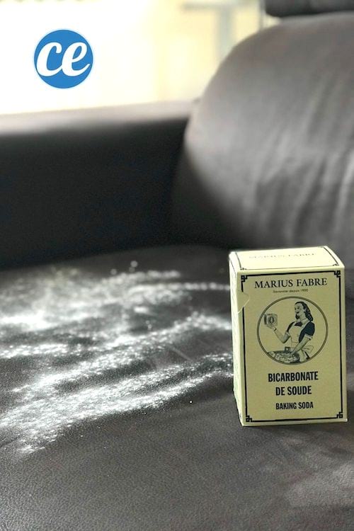 Du bicarbonate saupoudré sur un canapé