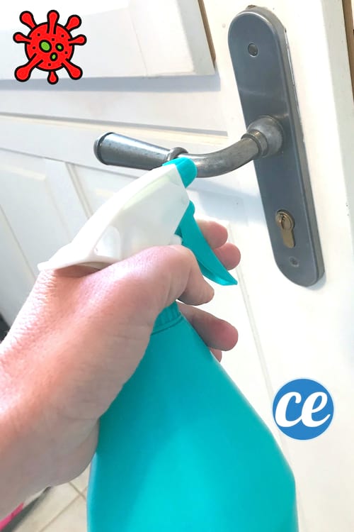 Un spray rempli de vinaigre blanc pour désinfecter les poignées de porte avec le coronavirus