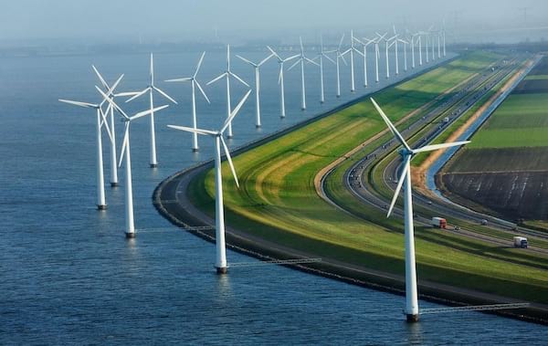 Autoroute au pays-bas avec des éoliennes sur le côté