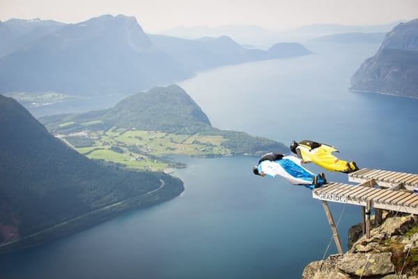 Base jumping dans les montagnes de Norvège 