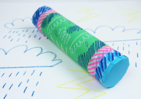 Un bâton de pluie DIY avec un rouleau en carton