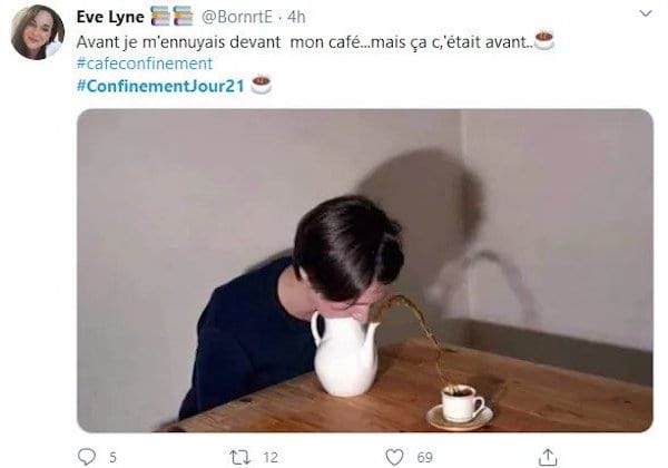 Une femme qui joue avec son café le matin