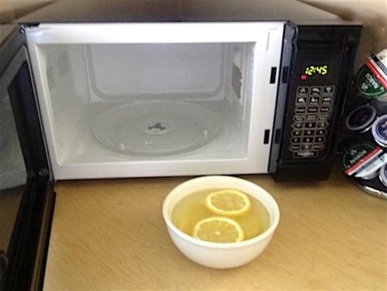 nettoyer le micro-ondes avec un citron