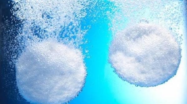 Des pastilles pour dentiers pour enlever le calcaire dans les WC