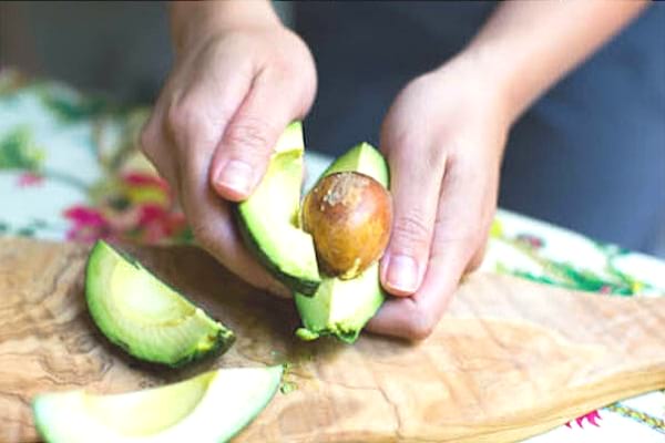 Avocat coupé en quart avec le noyau apparent 