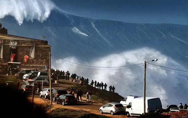 Énorme vague qui permet de surfer dessus