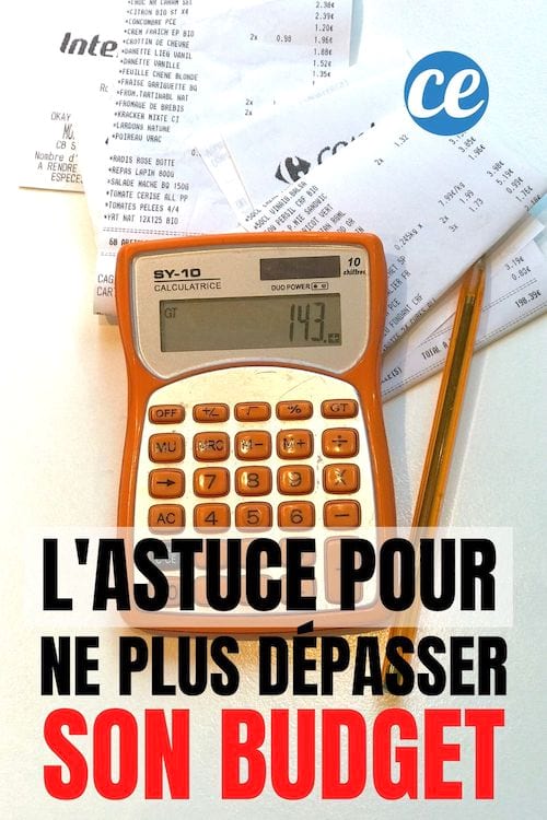 Une calculatrice et les notes de courses de supermarché pour faire le budget alimentation
