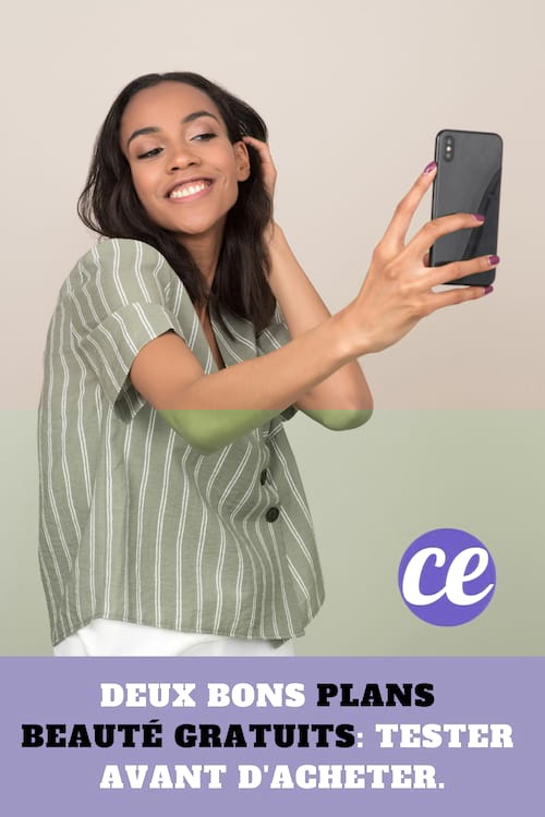 Femme qui sourit se regardant dans son téléphone : Deux bons plans beauté gratuits: tester avant d'acheter.