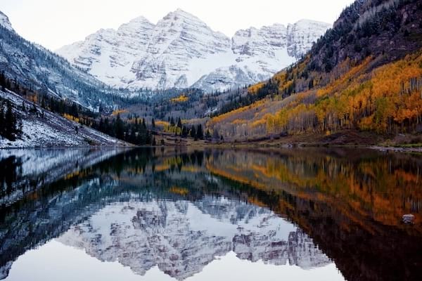 Montagne enneigée dans le Colorado, USA